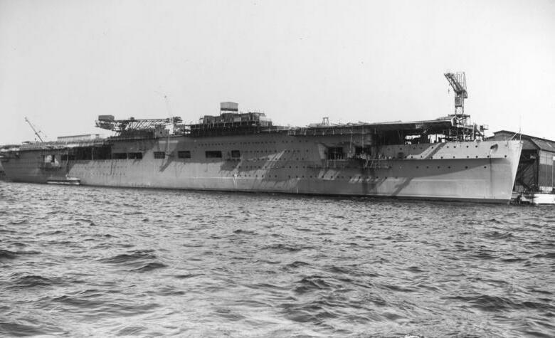 File:Bundesarchiv RM 25 Bild-31, Flugzeugträger "Graf Zeppelin", Bau.jpg