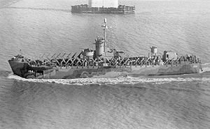 USS LSM(R)-194 1944年12月2日通过查尔斯顿的Cooper River Bridge。